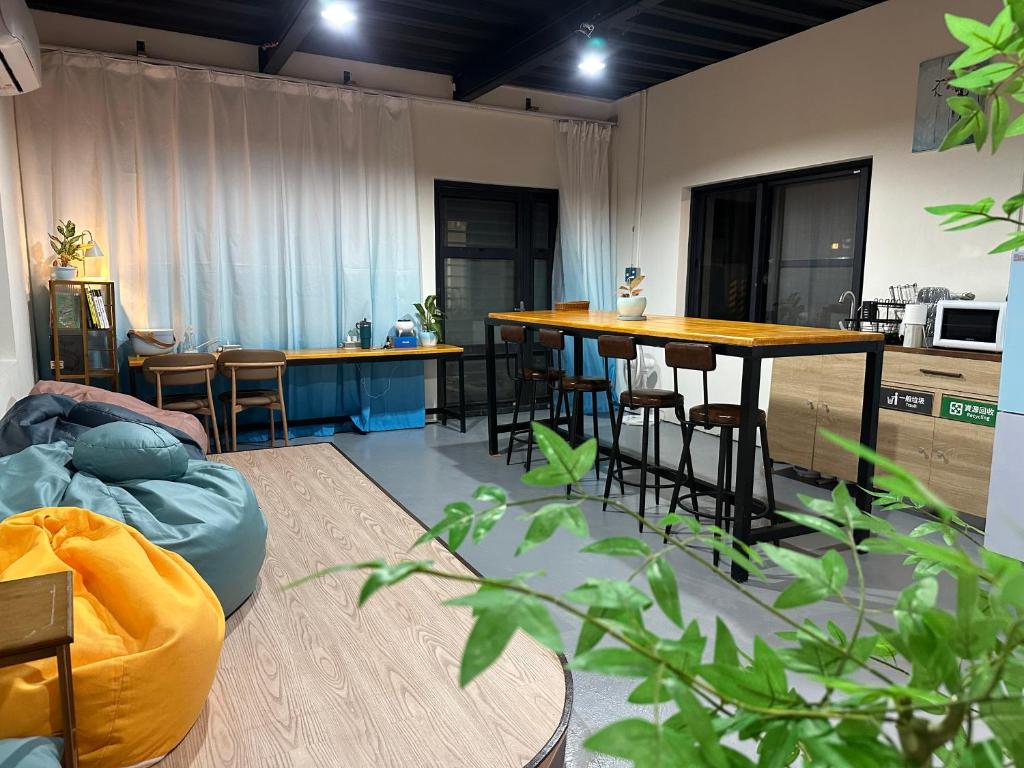 a living room with a table and some chairs at 綠島走走 in Green Island