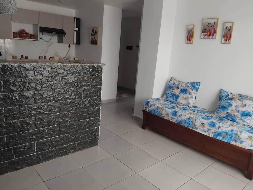 een woonkamer met een stoel en een aanrecht bij Houcine appartement in 'Aïn el Turk