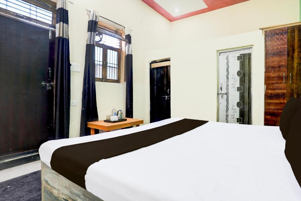 a bedroom with a white bed and a window at Hotel O AnubhavRooms in Etāwah