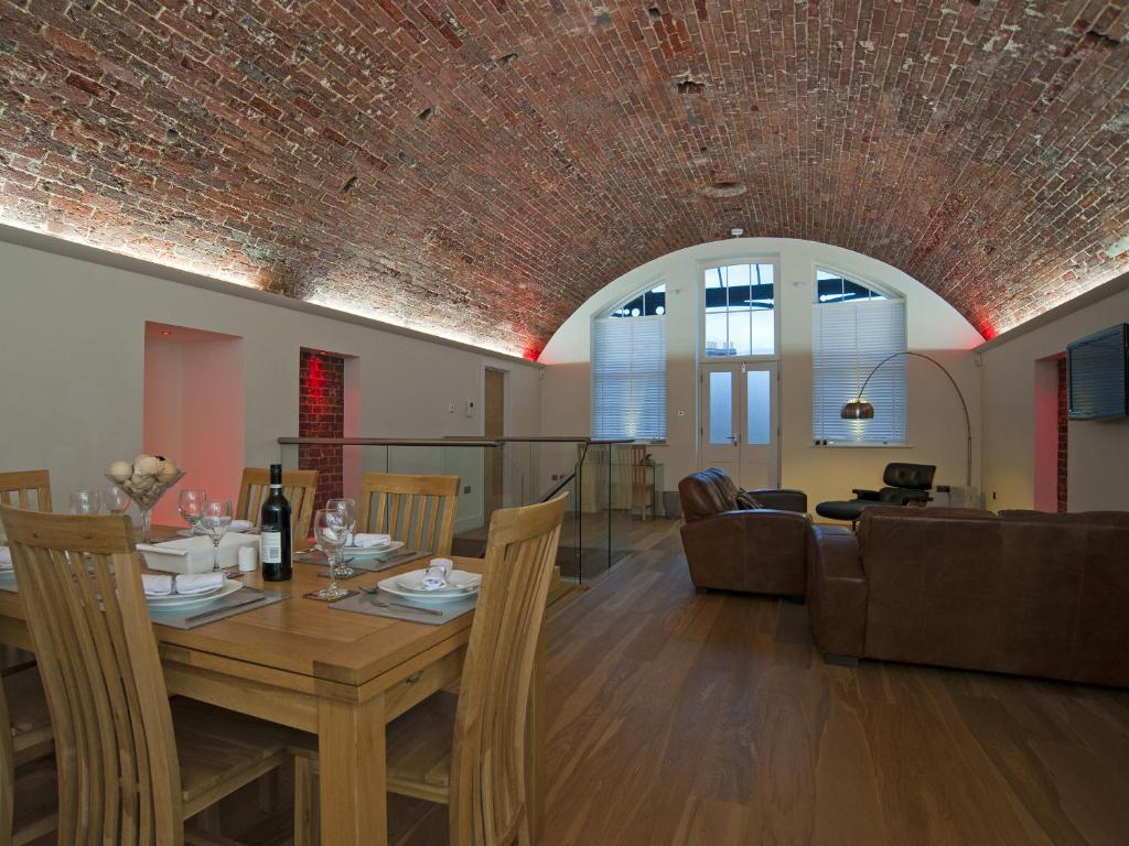 comedor y sala de estar con techo de ladrillo en The Sergeants Quarters, Golden Hill Fort, en Freshwater