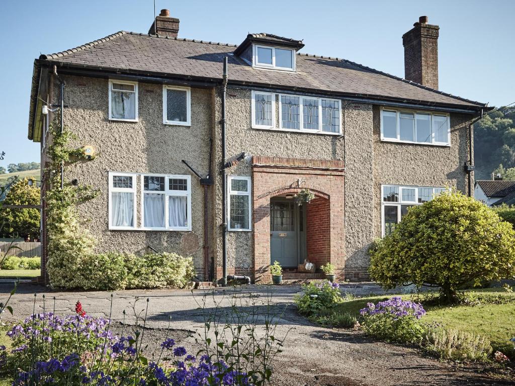 ランゴレンにあるGreen Acresの白い窓と私道のあるレンガ造りの家