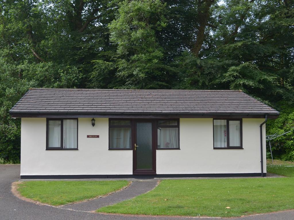 Saint CleerにあるHeligan - B6522の黒い扉の小さな白い家