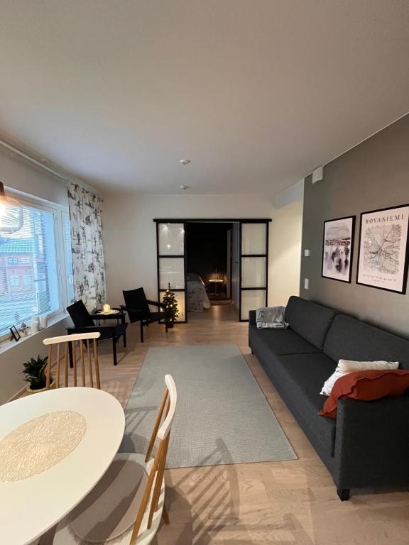 un soggiorno con un divano e un tavolo di Apartment Secret a Rovaniemi
