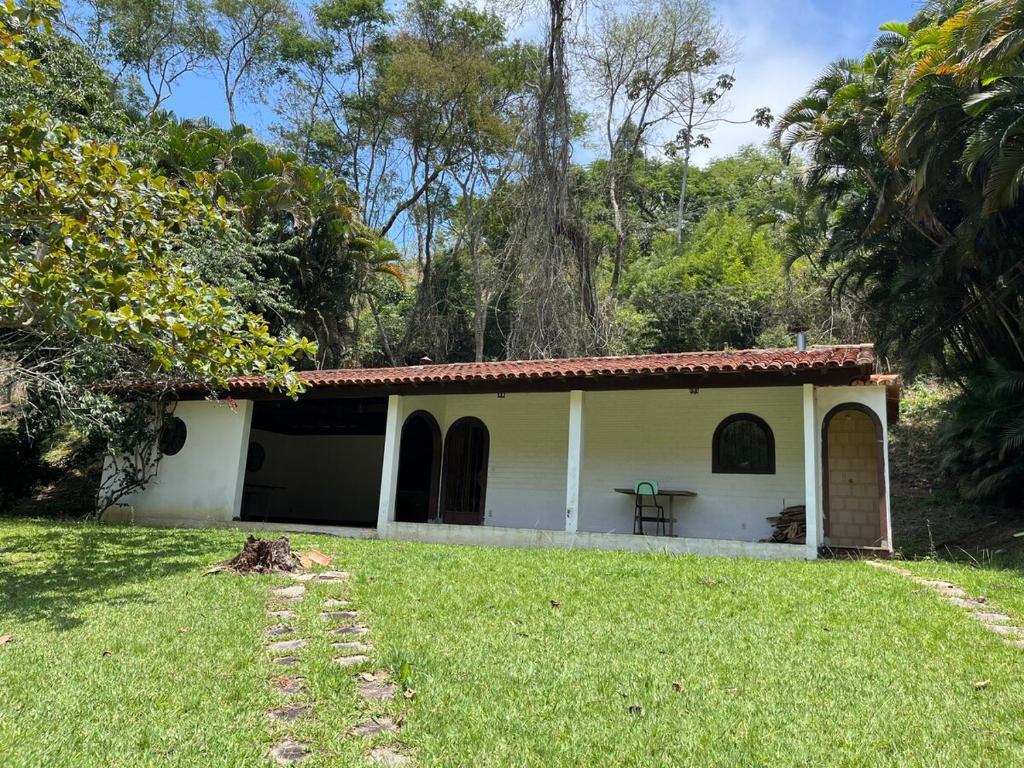 Κήπος έξω από το Casa Rústica com Área de Lazer