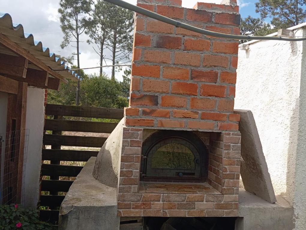 een steenoven met een trap op de achtergrond bij Casa en el Chuy in Barra del Chuy