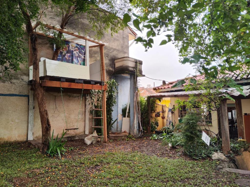 una casa con un balcón al costado en Casa Solar, en São Paulo