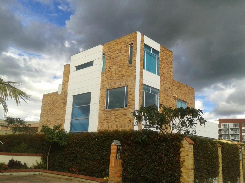 ein Haus mit Ziegelwand in der Unterkunft Casa Blanca in Cajicá