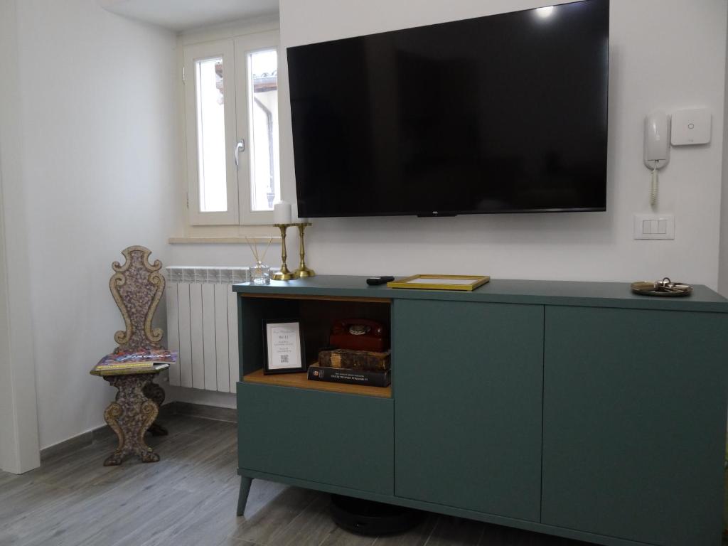 TV a/nebo společenská místnost v ubytování Casa Piccolomini