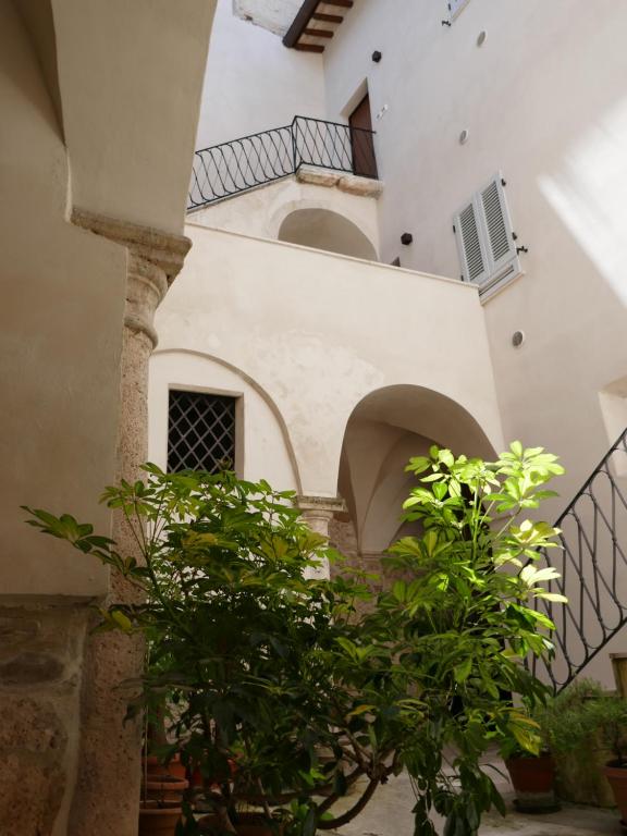 un edificio con una escalera y una planta en Casa Piccolomini, en Ascoli Piceno