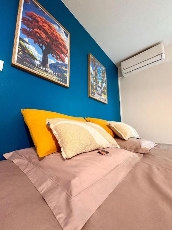 Ένα ή περισσότερα κρεβάτια σε δωμάτιο στο Cocon des îles, proche aéroport