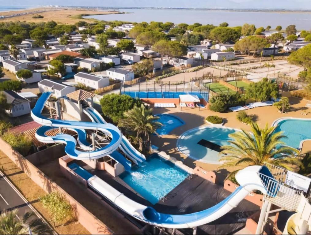 Bazén v ubytování Spacieux Mobilhome Petit coin de paradis Camping MAR ESTANG 4 Étoiles et pied dans la mer nebo v jeho okolí