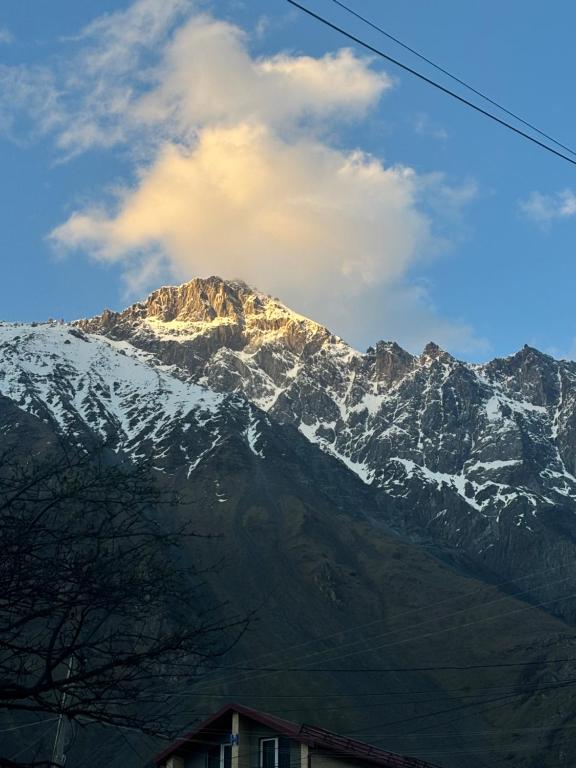 Una montaña con nieve encima. en Edelweiss cottage Kazbegi, en Kazbegi