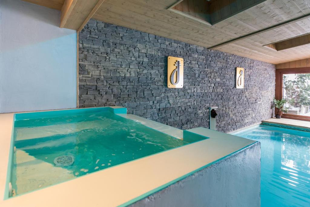 Bazén v ubytování Alp'Hotel nebo v jeho okolí