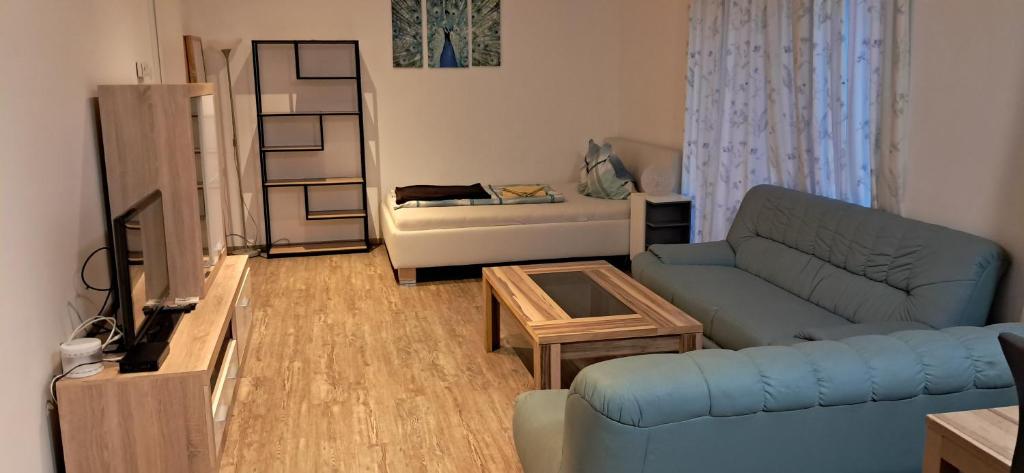 een woonkamer met een bank en een tafel bij Apartment Top2,Steyr bei BMW BESTROOMS eU in Steyr