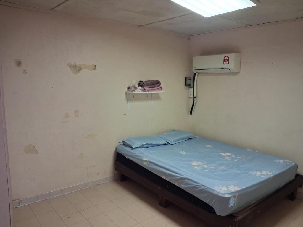 En eller flere senge i et værelse på Fortune Room Stay