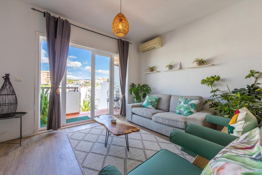 Posezení v ubytování CORNER HOUSE - Family house at Los Lances Beach