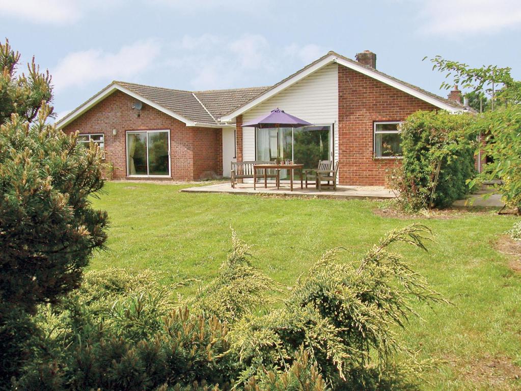 a brick house with a picnic table in the yard at Kestral in Welney