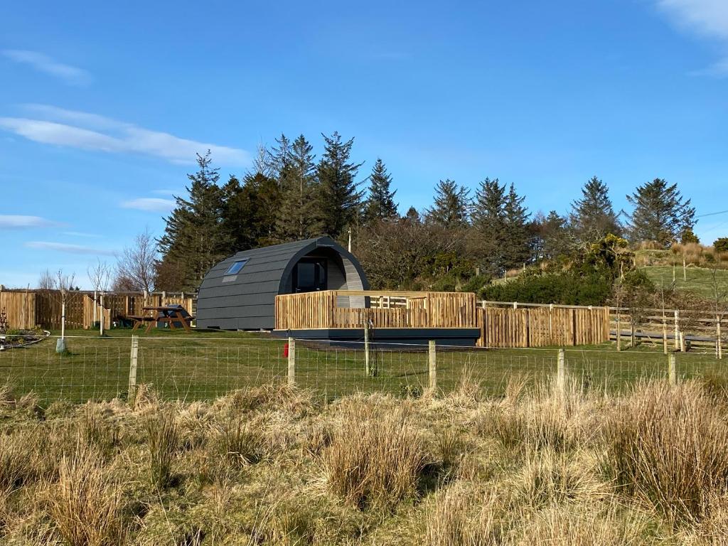 オーバンにあるMaggie's Cabinの柵の横の野原のドームテント