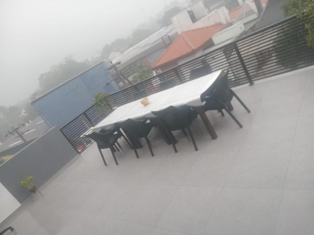 Μπαλκόνι ή βεράντα στο CrossWay Inn Thalawathugoda