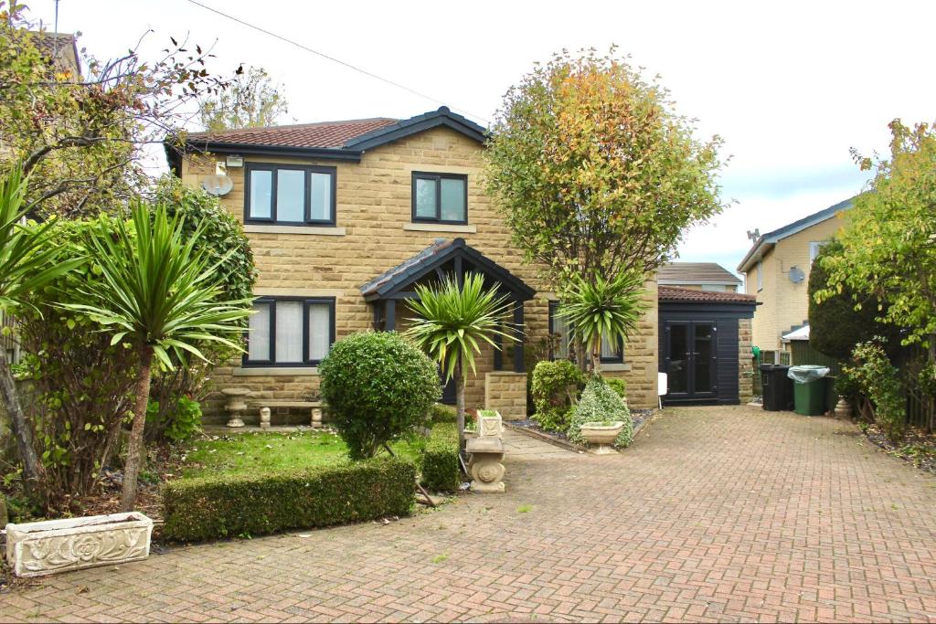 une maison avec une allée en briques devant elle dans l'établissement Home in West Yorkshire with driveway and 3 double bedrooms - sleeps 6!, à Thornhill