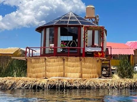 普诺Titikaka sky view lodge的水面上的小房子