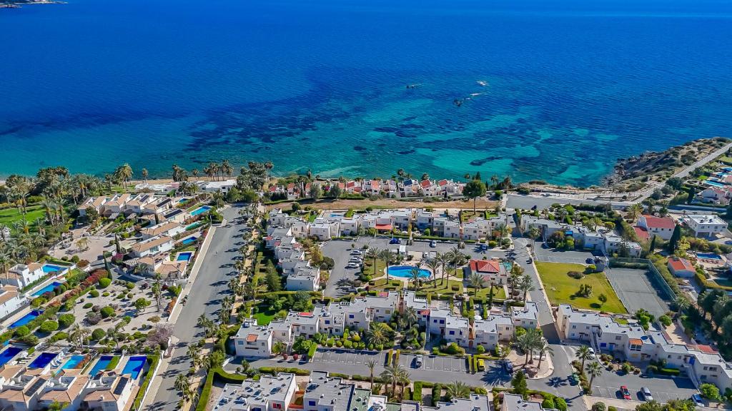 une vue aérienne d'un complexe hôtelier au bord de l'océan dans l'établissement Coral Bay Star - Direct sea location, à Peyia