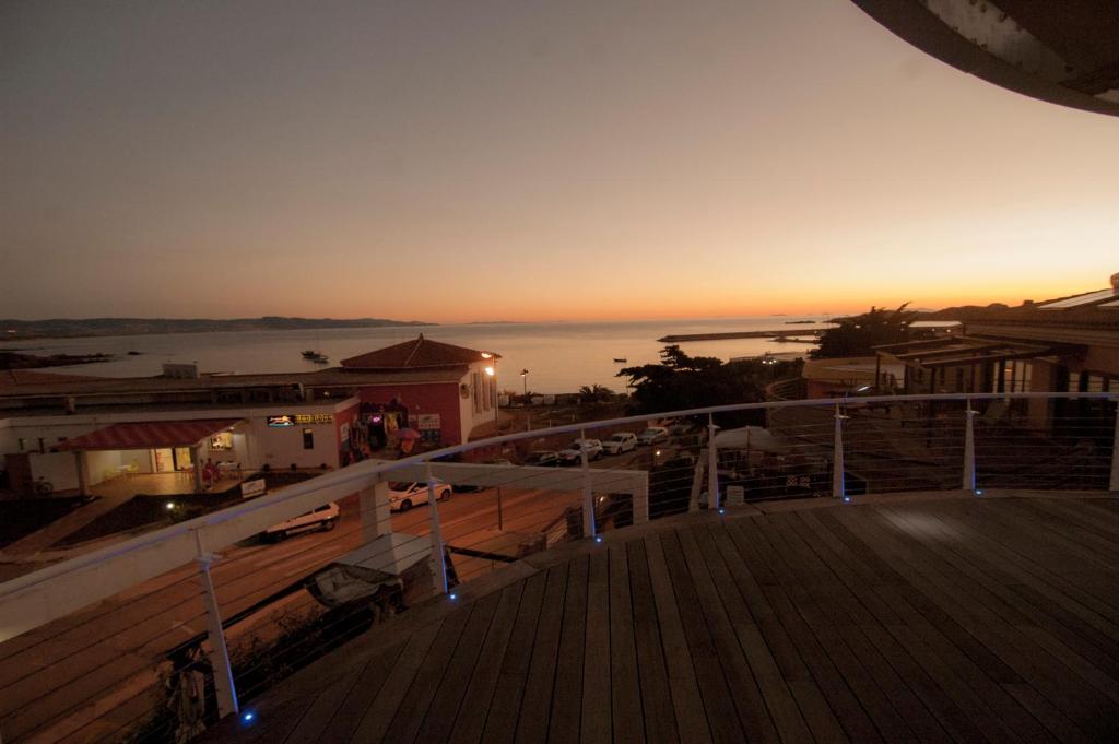 イーゾラ・ロッサにあるStunning Sea View Villaの夕日のデッキから海の景色を望めます。