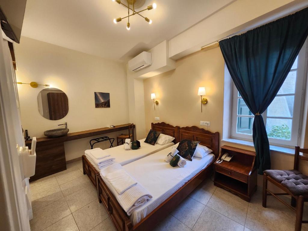 Postel nebo postele na pokoji v ubytování Archontiko Hotel