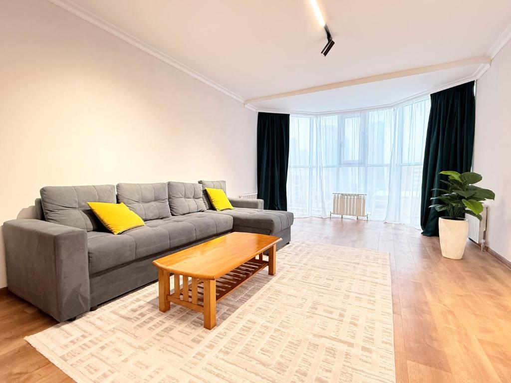 un salon avec un canapé et une table basse dans l'établissement Keruen shopping mall, Abu Dhabi Plaza shopping mall, Baiterek, à Astana