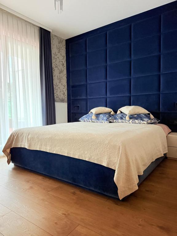 克拉科夫Prywatny apartament przy ulicy Francesco Nullo的卧室内的一张带蓝色床头板的大床