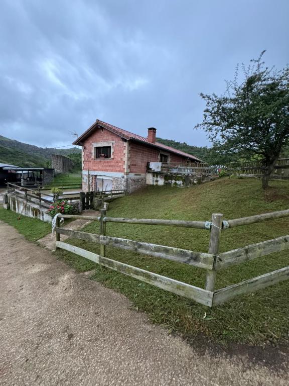 a wooden fence in front of a house at Casa de campo La siberia 