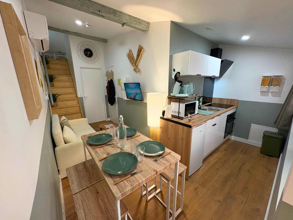 una pequeña cocina con mesa en una habitación en La Bulle Secrète, en Villeneuve-sur-Lot