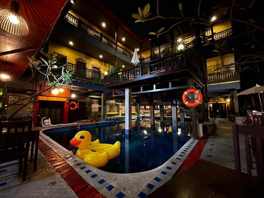 Bazén v ubytování Lanna Boutique Resort Chiang Mai nebo v jeho okolí