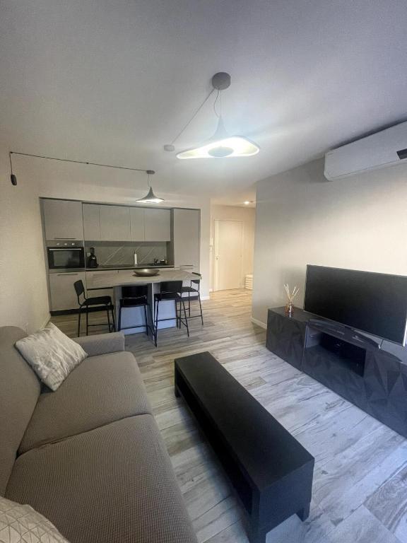 Φωτογραφία από το άλμπουμ του Joli appartement confort, clim - emplacement idéal στη Μεντόν