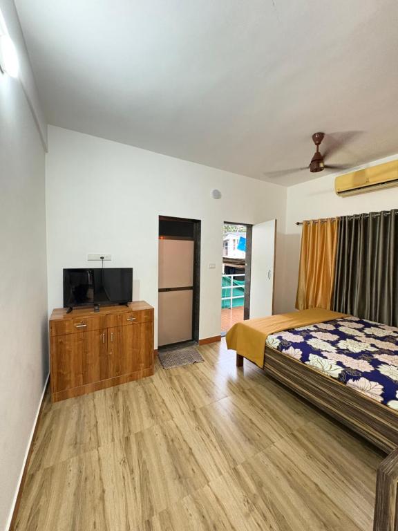 Postel nebo postele na pokoji v ubytování Shinde Guest House