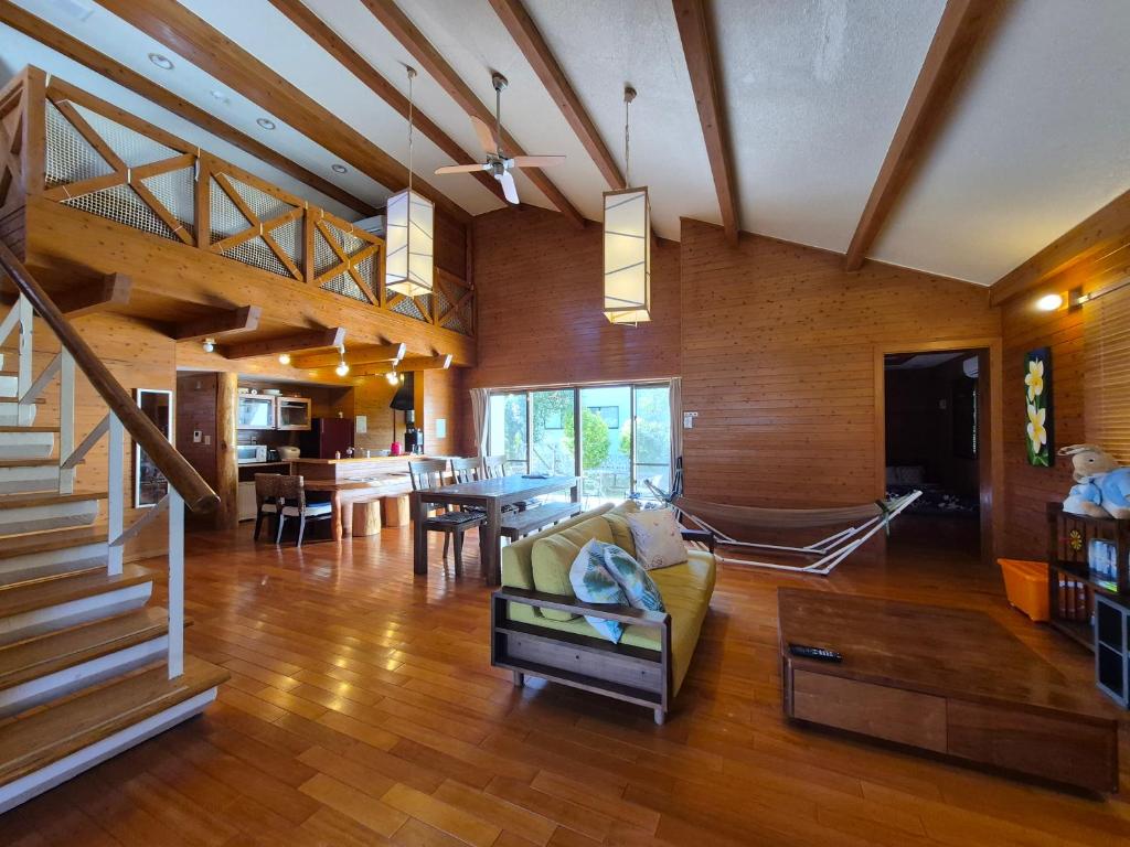 un salon avec un canapé et une table dans l'établissement Karin Design Cottage, à Onna