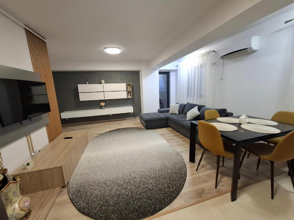 un soggiorno con un divano e un tavolo di Promenada Wiew a Craiova