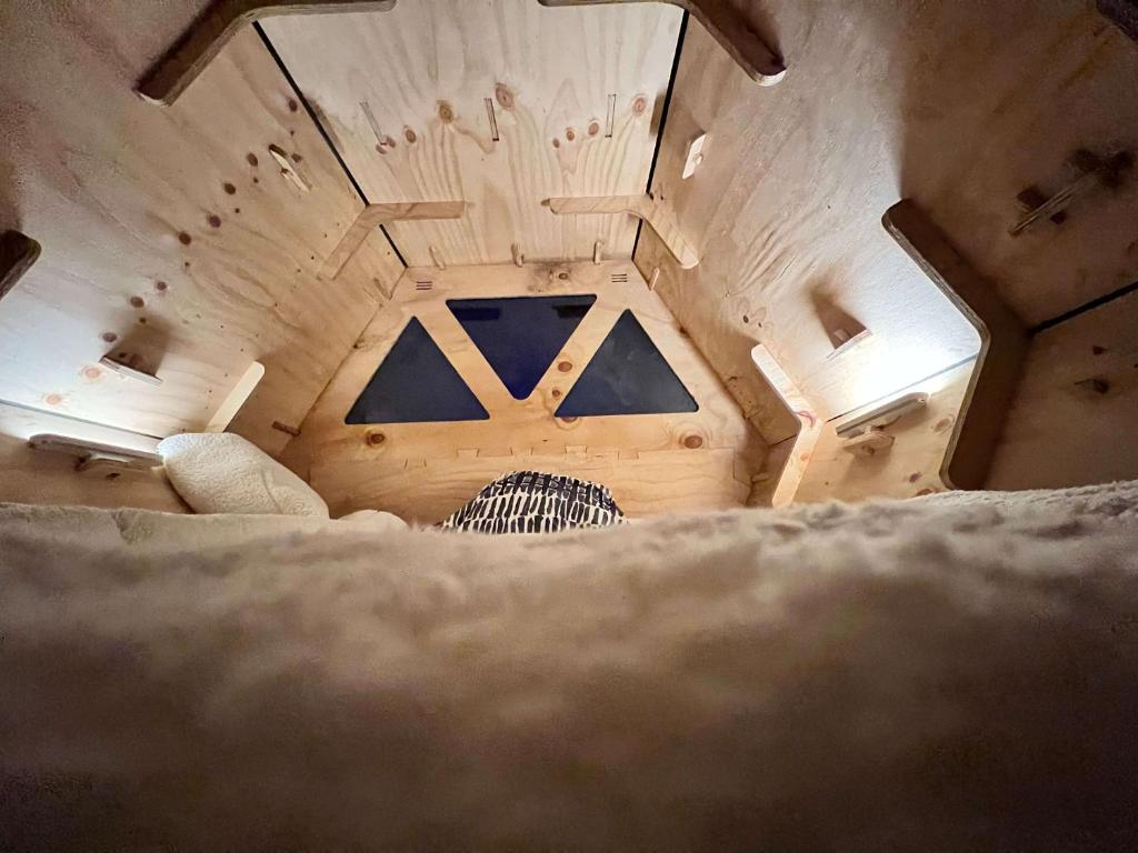 an overhead view of a room with a wooden ceiling at Surí refugios Aquasol, Carretera Austral, Cochrane in Cochrane
