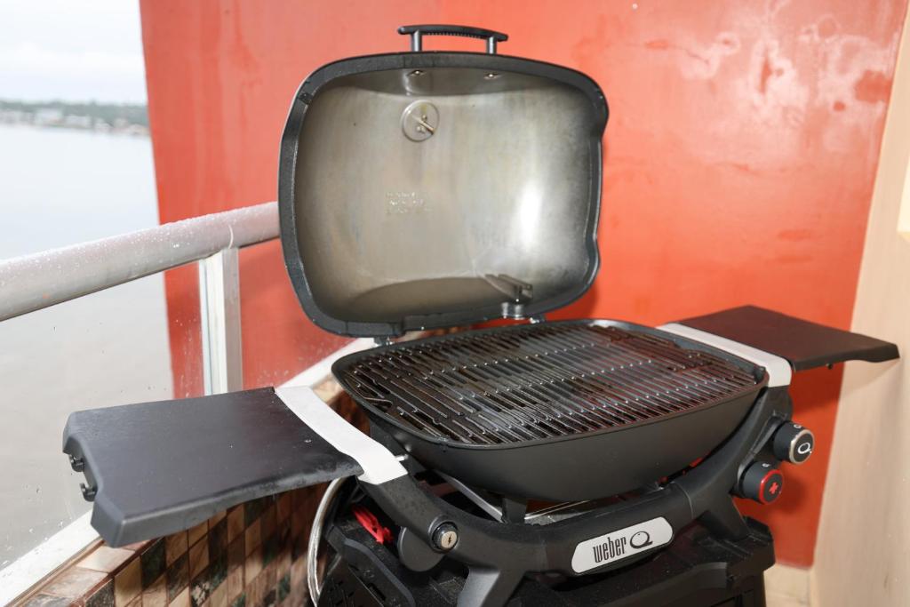 un grill assis sur le côté d'un mur dans l'établissement Zimline Oceanfront, à Nueva Gorgona