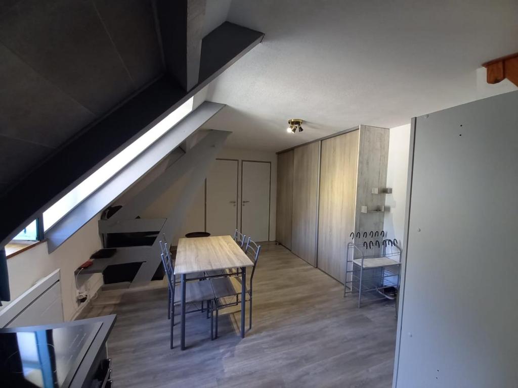 een keuken en eetkamer met een tafel en stoelen bij logement moderne in Campan