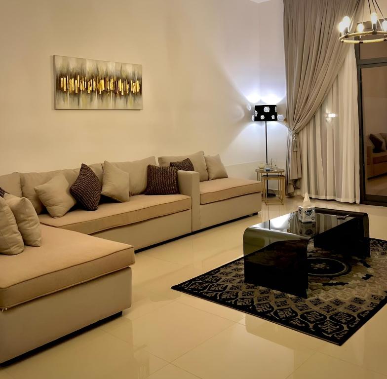 Al Dana Palma Villa - Luxury 4-bedroom villa with Heated Pool & Mountain Sea View photo
