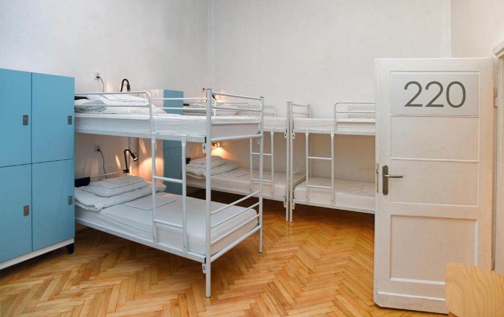 Posteľ alebo postele v izbe v ubytovaní Warsaw Hostel Centrum Private Rooms & Dorms