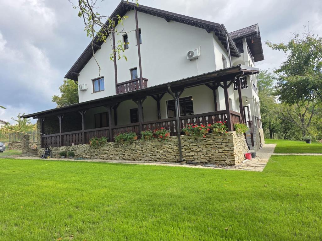 Το κτήριο όπου στεγάζεται  η παραθεριστική κατοικία