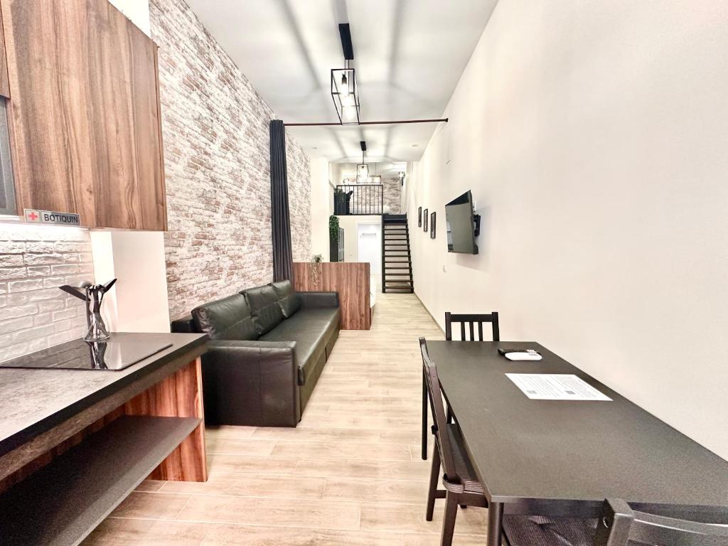 een woonkamer met een bank en een tafel bij Ciudades de España in Valencia