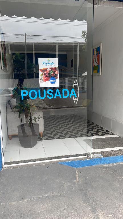 a window of a poulada store with a sign in it at Hotel Costa Rio - Conforto e Hospitalidade em Rio das ostras in Rio das Ostras