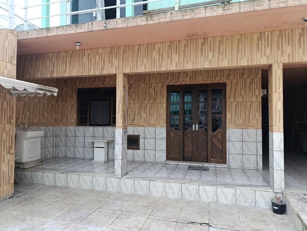 a building with two wooden doors on the side at Casa em Itapema in Itapema