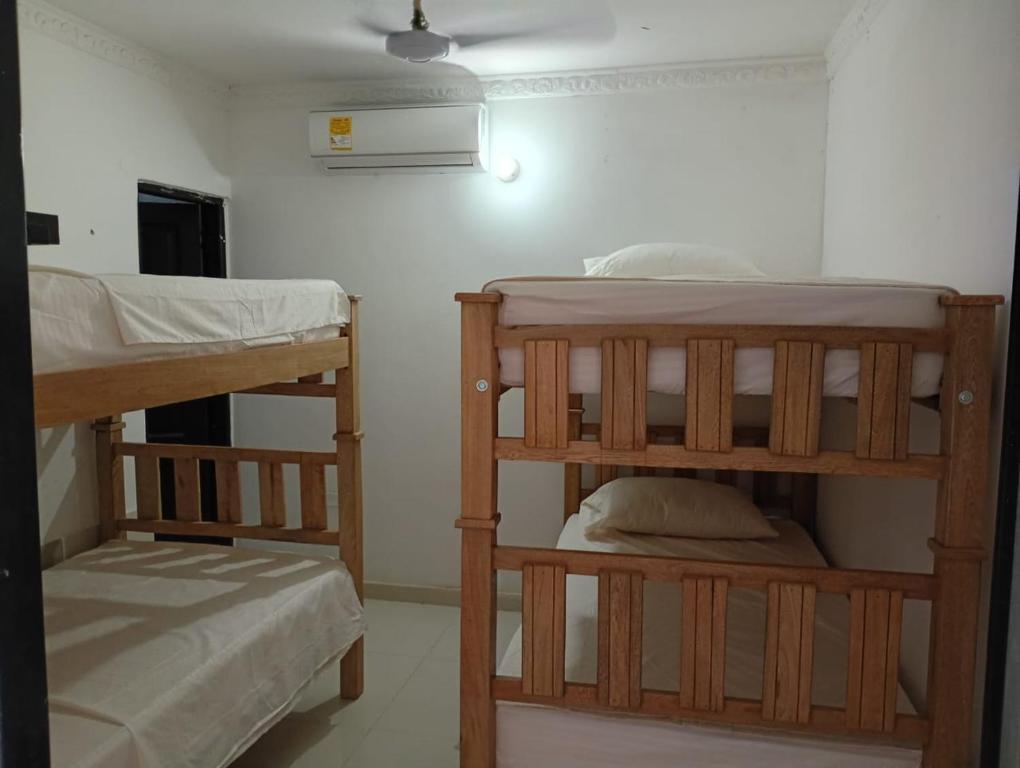 a bedroom with two bunk beds in a room at Cabaña Ivan in Santa Marta