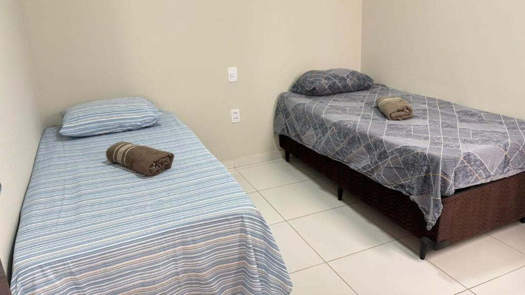 deux lits jumeaux dans une chambre avec dans l'établissement Apartamento espaçoso e localização perfeita, à Petrolina