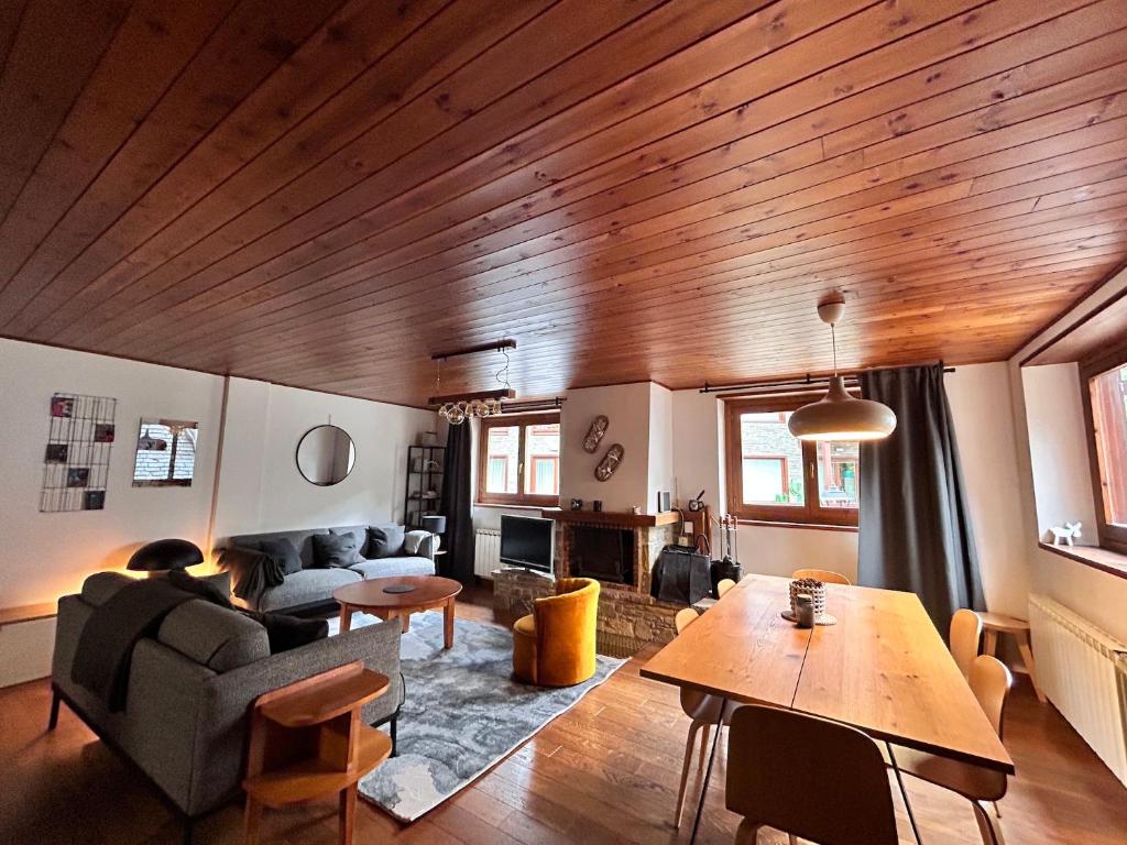 a living room with a couch and a table at Ochalet Bagergue in Bagergue