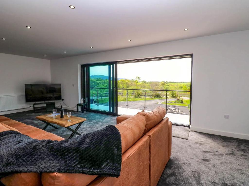 Televiisor ja/või meelelahutuskeskus majutusasutuses Oaktree Cottage - 3 Bedrooms - Sleeps 6